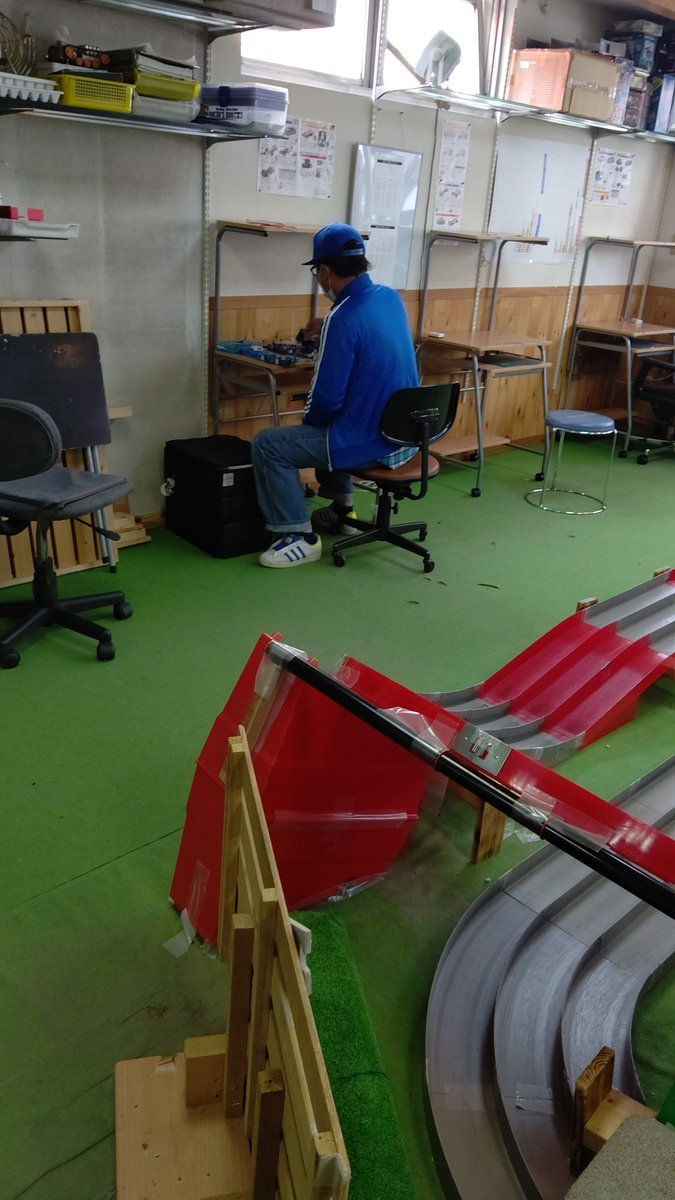 青い人が正装してミニ四駆してる… [おもちゃの平野【Twitter】]