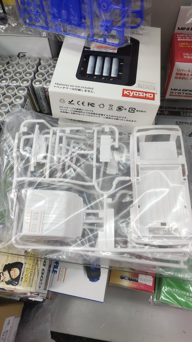 おもちゃの平野にミニ四駆のギャンボーの白ボディも入荷してます!よろしくおねがいします [おもちゃの平野【Twitter】]