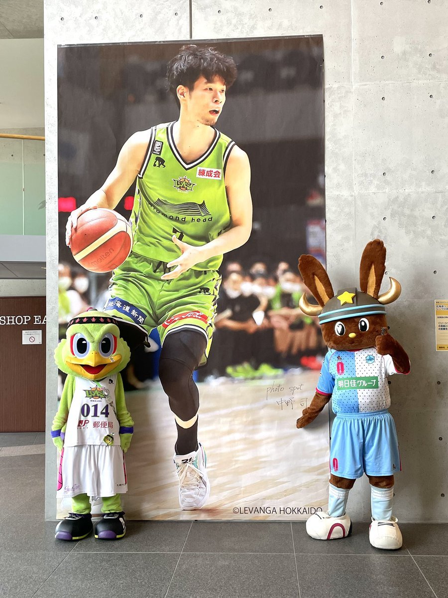 レバブーの皆さま(よかったらロボッツブースターの皆さまも🤖！)、ご来場の記念に、楽しいフォトスポットで記念撮影はいかがですか？🐤🐿..... [レバンガ北海道【Twitter】]