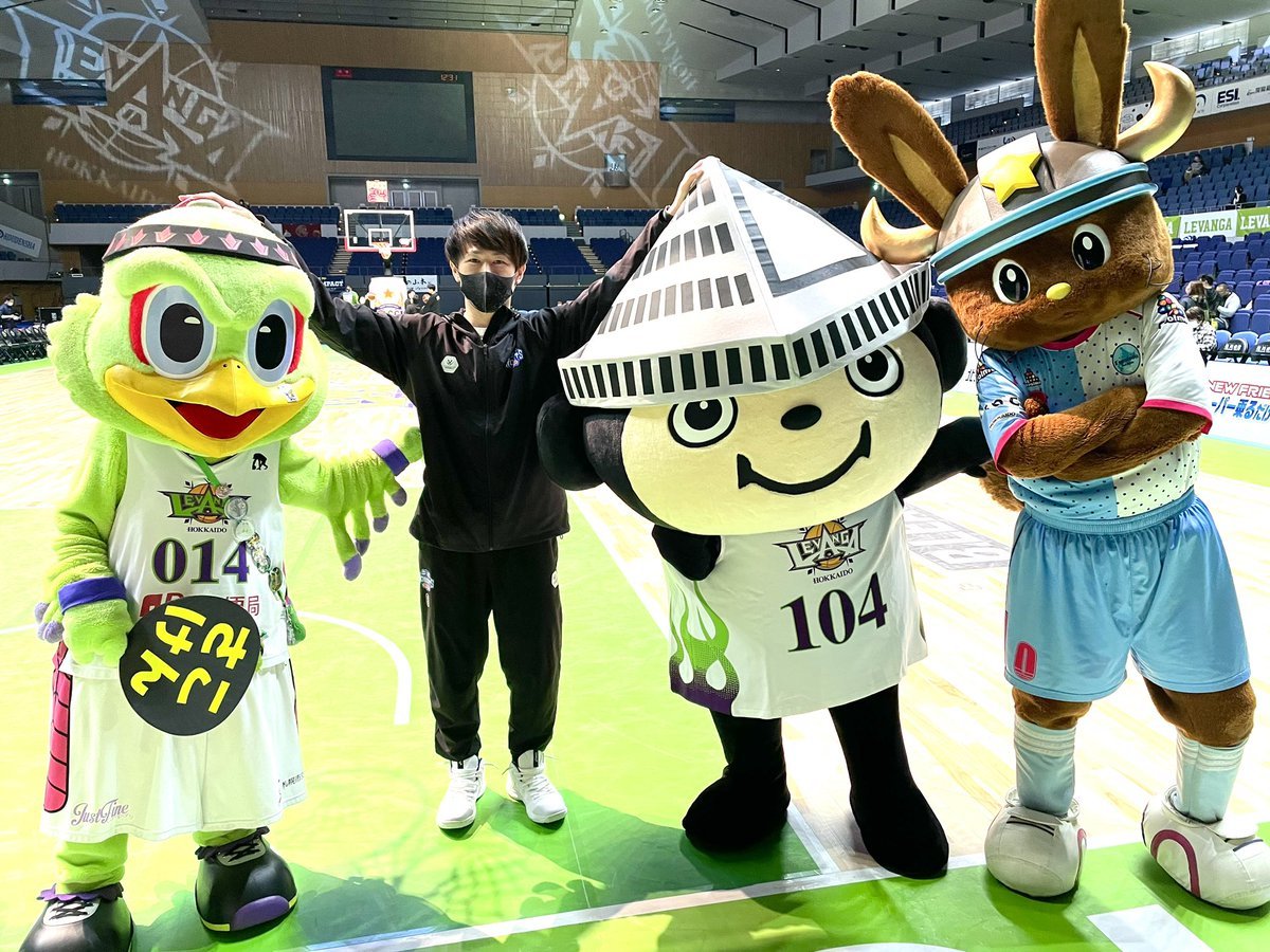 #多嶋朝飛 選手が好きすぎるでお馴染みの(?)スタッフO田によるアタックで、豪華な集合写真の入手に成功しました📸✨向かって左から#... [レバンガ北海道【Twitter】]