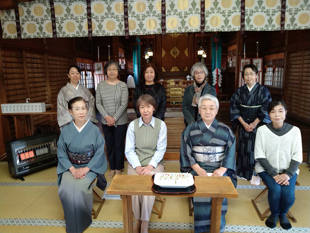昨日の函館校は外出自粛で長らく延期になっていた針供養に行ってまいりました✨技術の上達を願う熱心な和裁教室の皆さん💝折しも桜が開... [小林豊子きもの学院【Twitter】]
