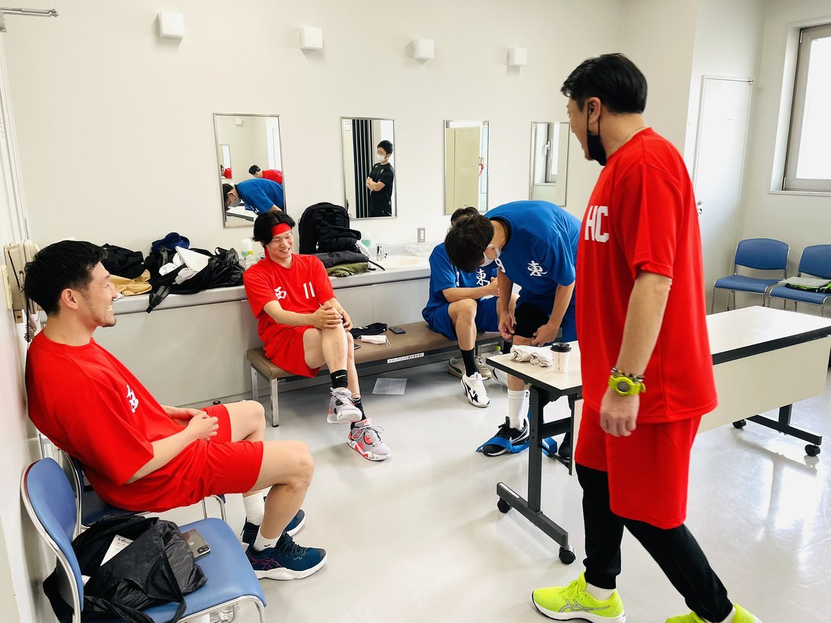 #レバンガファン感2022#社長とHCの斬新なジャージインスタイルにざわつくロッカー#レバンガ北海道 [レバンガ北海道【Twitter】]