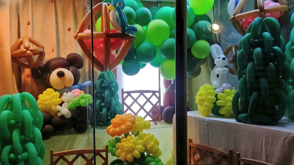 ウィンドーはこんな感じになってます。緑多めでたんぽぽみたいな黄色を入れて元気な感じで！#バルーンアート #おもちゃの平野 [おもちゃの平野【Twitter】]