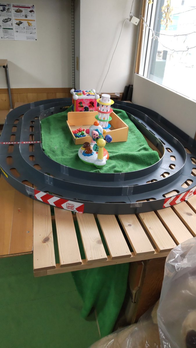 おもちゃの平野にミニ四駆のモーターならしやギアならしに使えるLC無しのオーバルコース用意しました。使ってみてね! [おもちゃの平野【Twitter】]