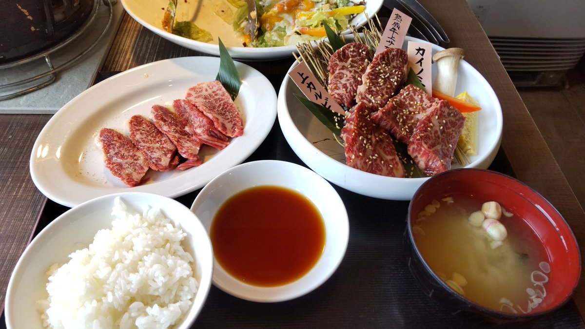 今日のお昼は焼き肉です!ご飯少なめ、サラダ多めにしました。本格的に痩せる決意？（笑） [おもちゃの平野【Twitter】]