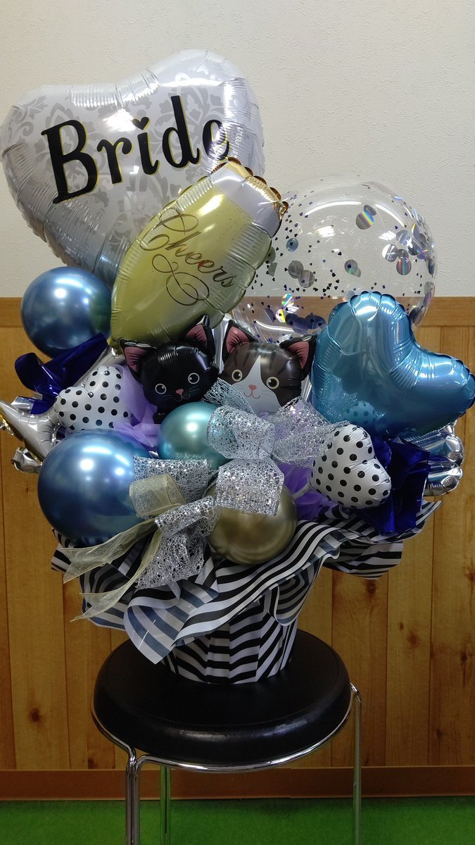 練習！6月のウィンドウはジューンブライドをテーマにするのでそこに使います✨ちょっと材料が足りなかったかなぁ……#バルーンアート... [おもちゃの平野【Twitter】]