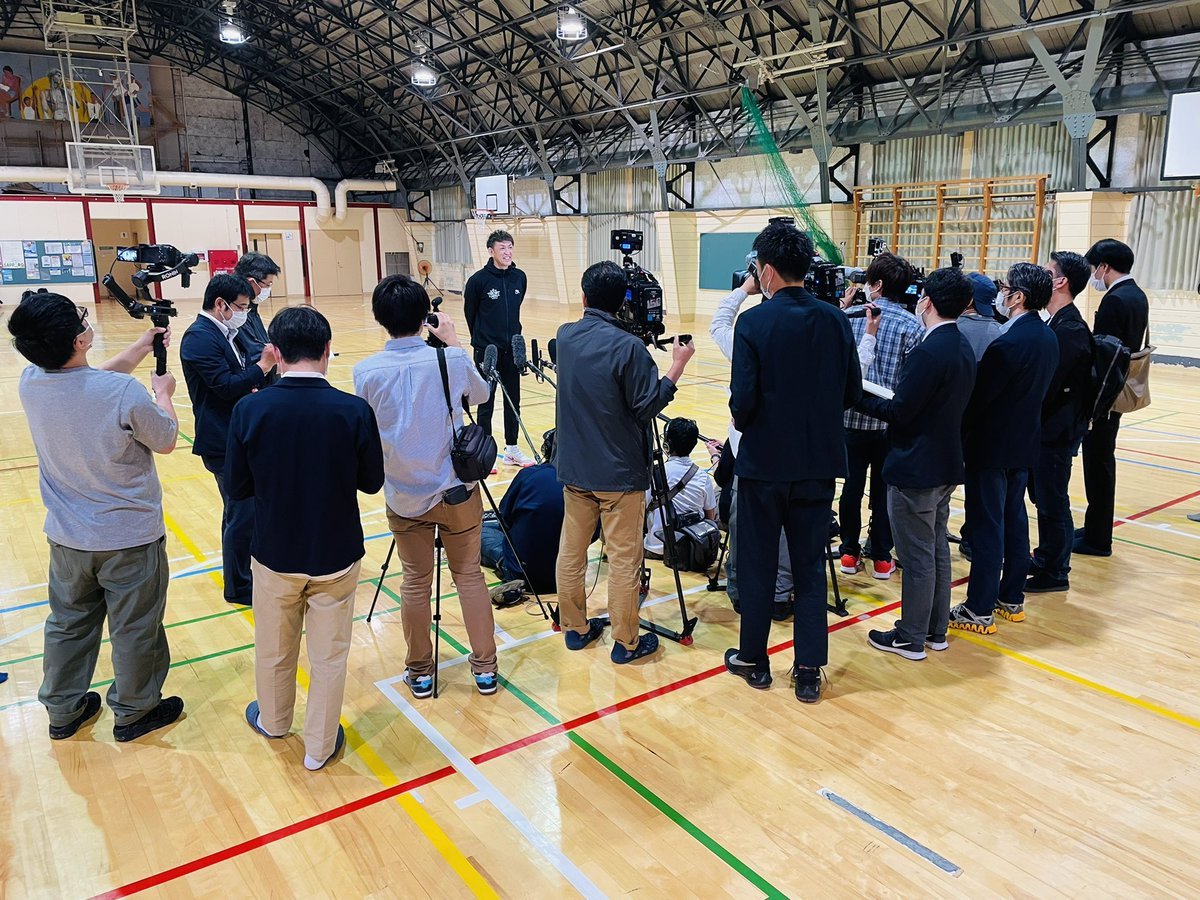 本日 #折茂武彦引退試合 前のトレーニングの様子をメディアの皆さまに公開しました📹📸明日や引退試合前のタイミングで、新聞各紙、道... [レバンガ北海道【Twitter】]