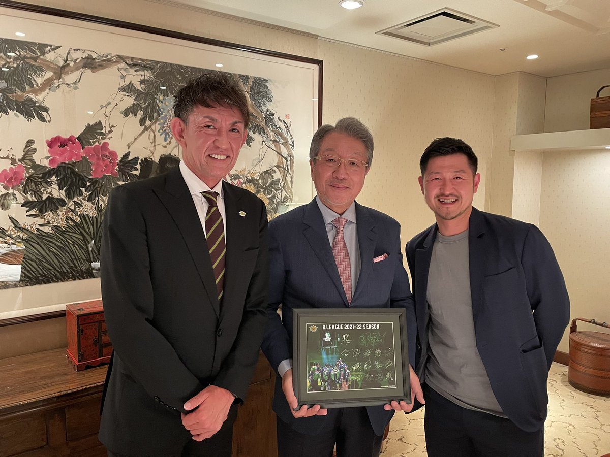 ⛹️‍♂️シーズン終了のご挨拶🙏オフィシャルパートナーである #練成会グループ 様へ2021-22シーズン終了のご挨拶訪問をさせていただき... [レバンガ北海道【Twitter】]
