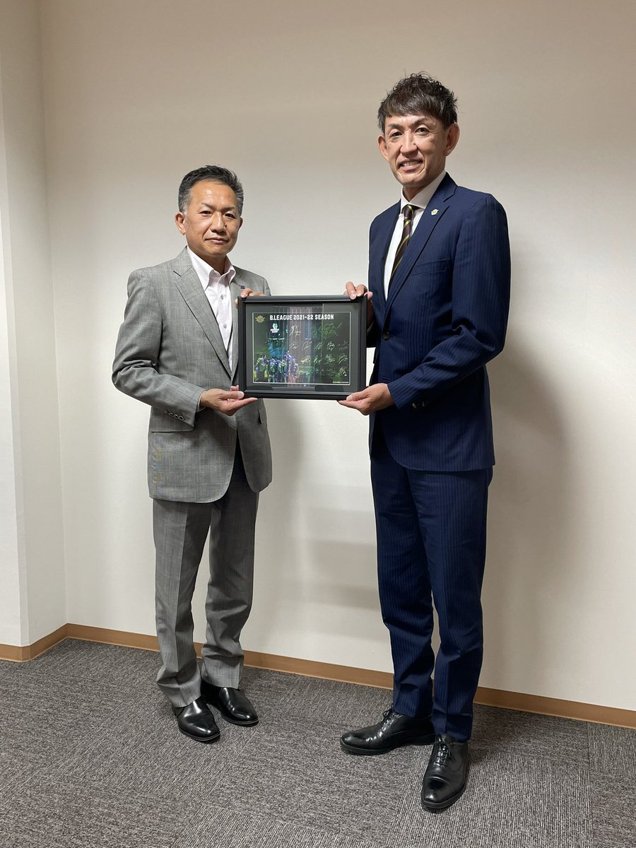 ⛹️‍♂️シーズン終了のご挨拶🙏オフィシャルパートナーである #株式会社竹山 様へ2021-22シーズン終了のご挨拶訪問をさせていただきま... [レバンガ北海道【Twitter】]