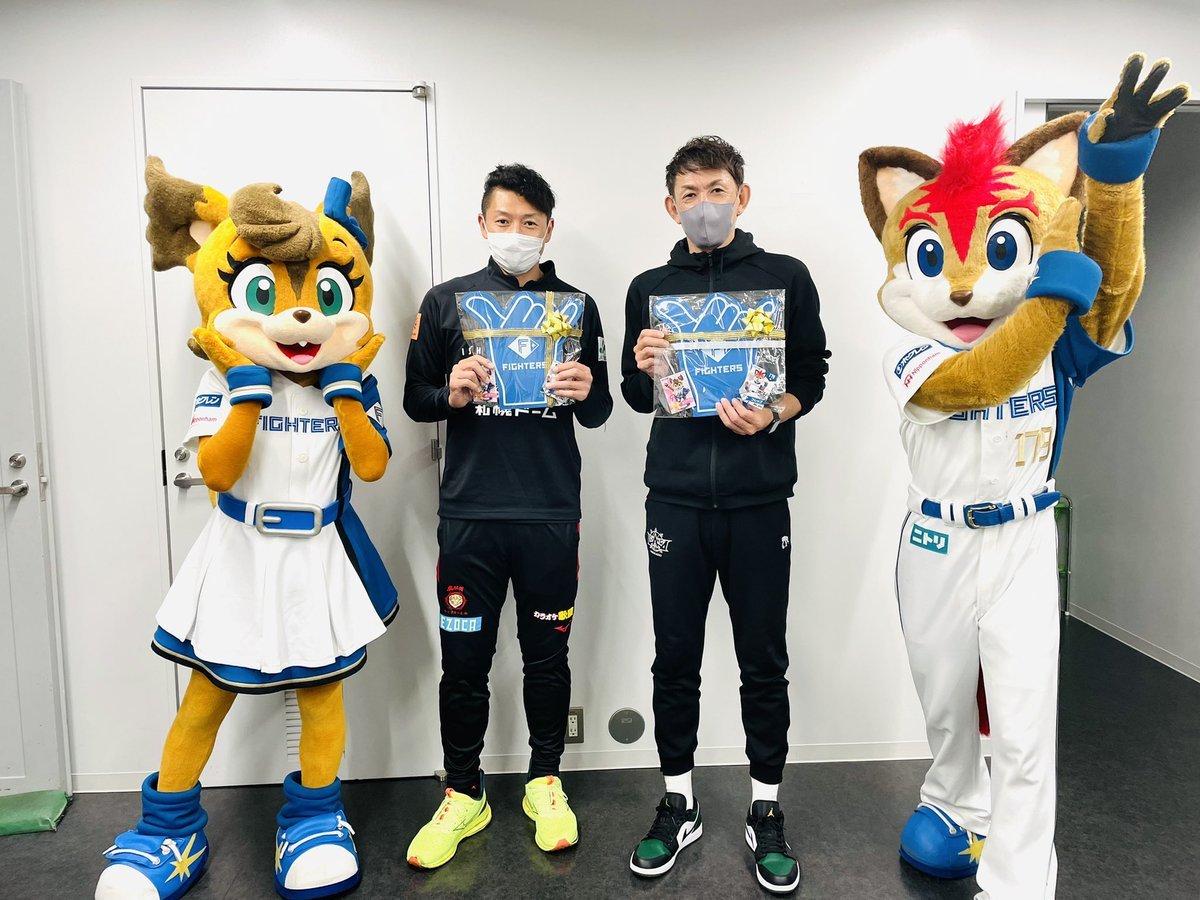 ファーストピッチの直前に、フレップとポリーが素敵なプレゼントを持って激励に来てくれました🦊🐿✨2人のエールがあったから、#河合竜... [レバンガ北海道【Twitter】]