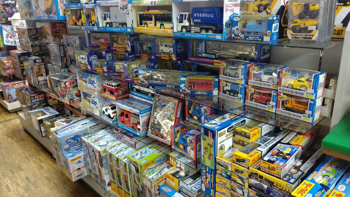 はたらく車がいっぱい🚗🚕🚙🏎🚐🚘🚖💨商品を重ね気味で取りづらいところはこちらでお取りしますので遠慮なくお声がけ下さいね☺️#... [おもちゃの平野【Twitter】]