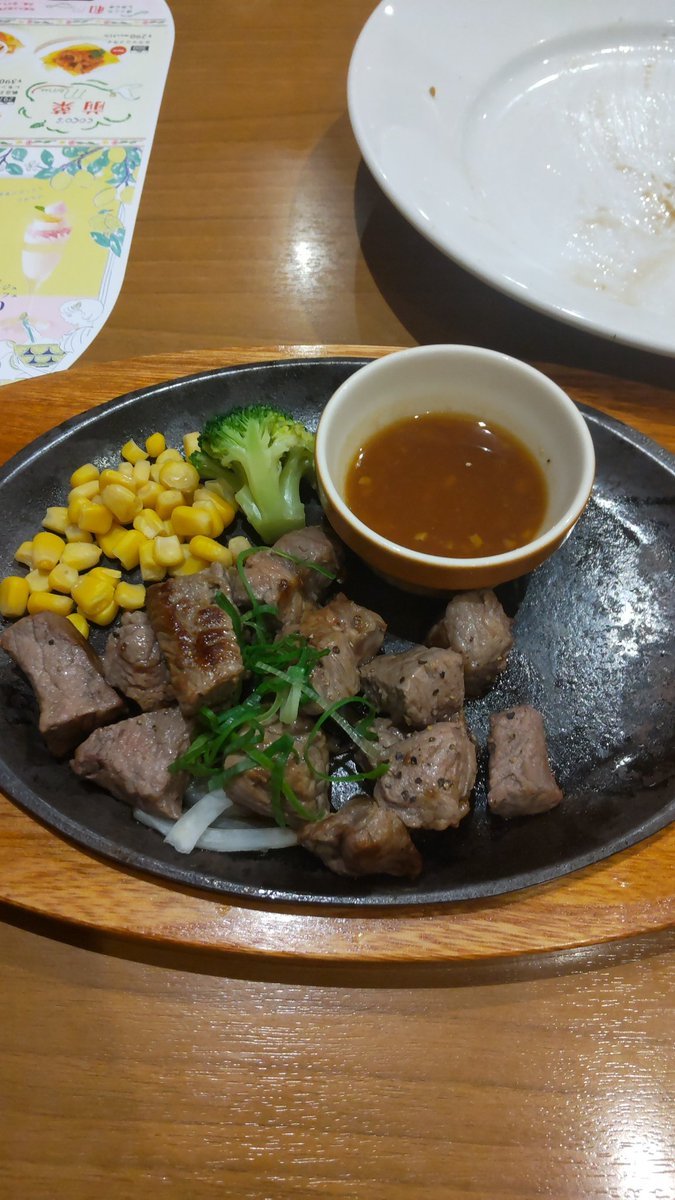 やっぱり、肉も食べるので今日は１５００キロcalになりました。まぁ、たまに肉もいいでしょう（笑） [おもちゃの平野【Twitter】]
