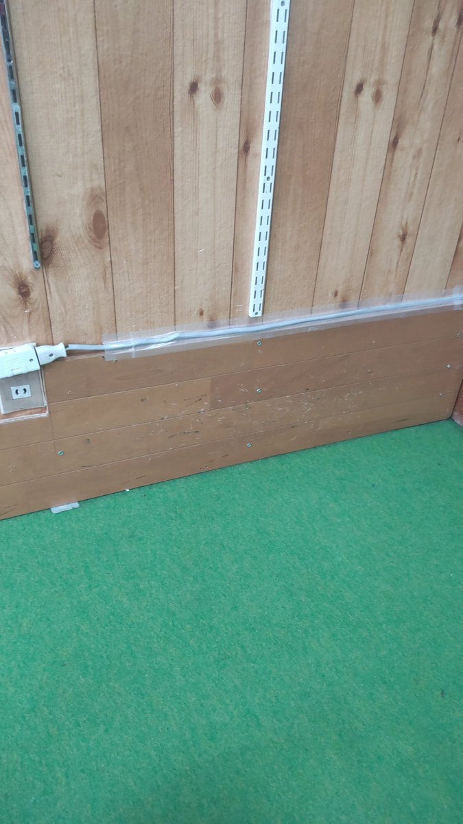 壁に開いた大穴はマシンが入る前にしっかりふさぎましたこれで安心 [おもちゃの平野【Twitter】]