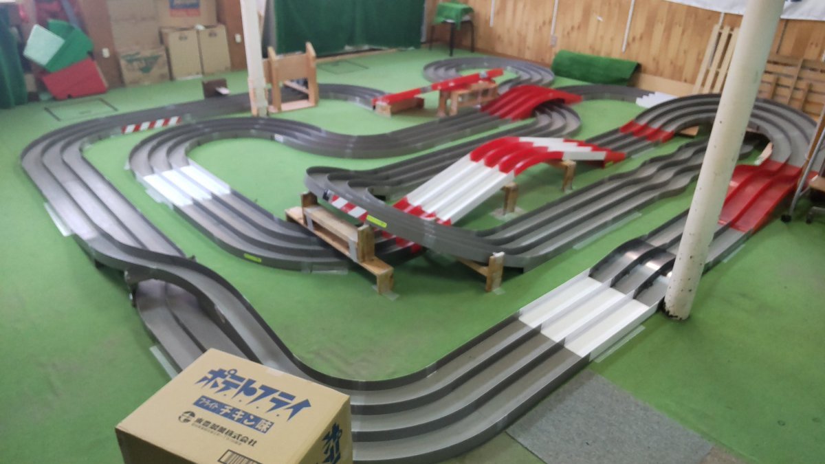 おもちゃの平野ミニ四駆コースレイアウト変更しました!プラウドあり新規採用の1Pドラゴンあり、テクニカル高速立体コースになり... [おもちゃの平野【Twitter】]