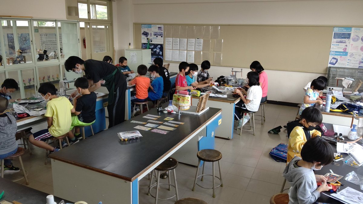 ボディを作ってます#ミニ四駆教室 #おもちゃの平野 [おもちゃの平野【Twitter】]