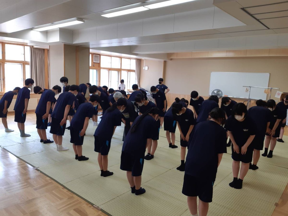 昨日の旭川校 中央中学校でのきもの授業二日目の様子👘浴衣着つけ実習の他に挨拶の仕方も😌当たり前の様にしているお辞儀も形を整えるこ... [小林豊子きもの学院【Twitter】]
