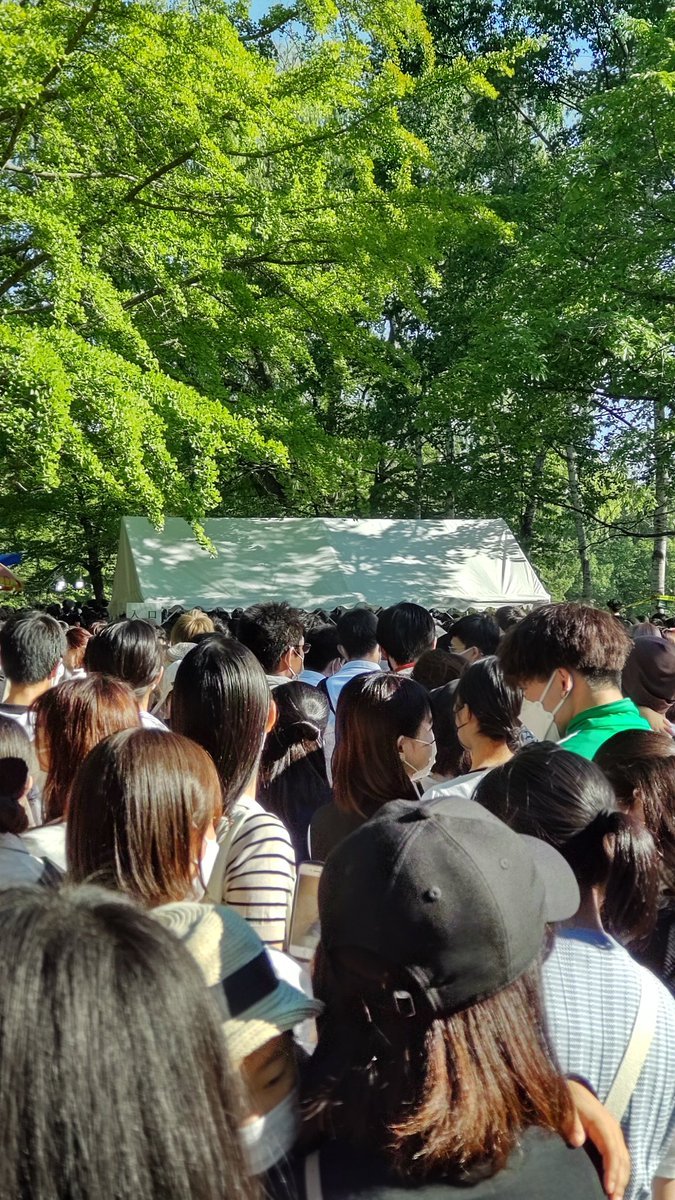 中島公園の露店入り口まで既に凄く並んでます。よくわからないけどとにかく混んでます。 [おもちゃの平野【Twitter】]