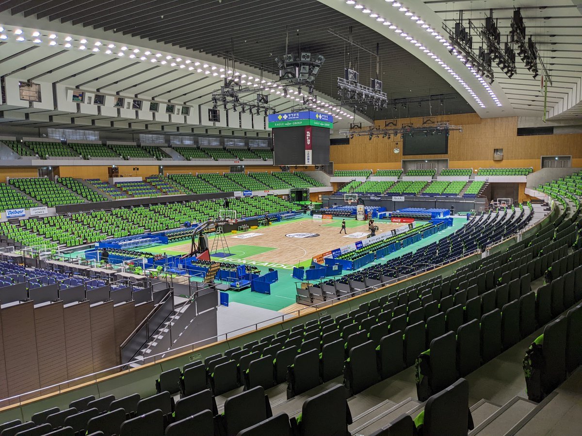 #折茂武彦引退試合 まで、あと1⃣日本日も設営を開始しています💪レバンガグリーンに染まるアリーナ🍀この日だけの特別な装飾の数々... [レバンガ北海道【Twitter】]