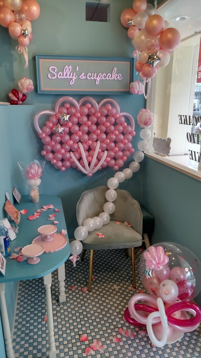 サッポロファクトリー内のジェラート屋さんの店内装飾に来ました。ジェラート食べておもちゃの平野のバルーンアートも見に来てね! [おもちゃの平野【Twitter】]