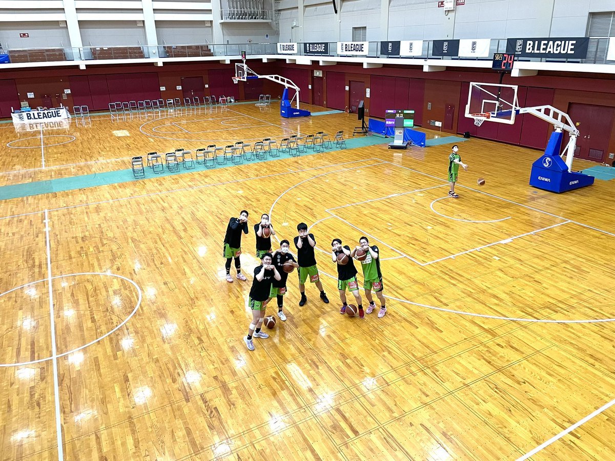 野球部のクラスメイトの皆さんに写真を撮らせてほしいと伝えたところ、加藤にポーズを決めてもらおう！となったのです。その結果、... [レバンガ北海道【Twitter】]