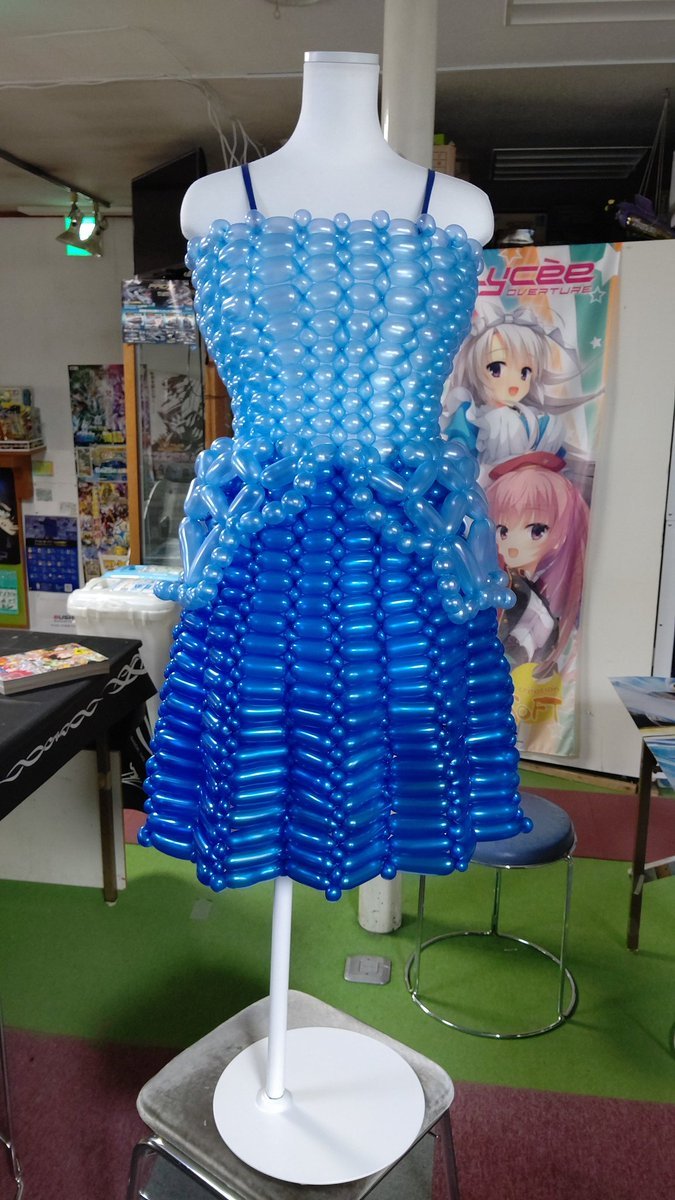 ここまで…！6月を通して白から青にお色直しするように作ってみました。#バルーンアート #おもちゃの平野 [おもちゃの平野【Twitter】]