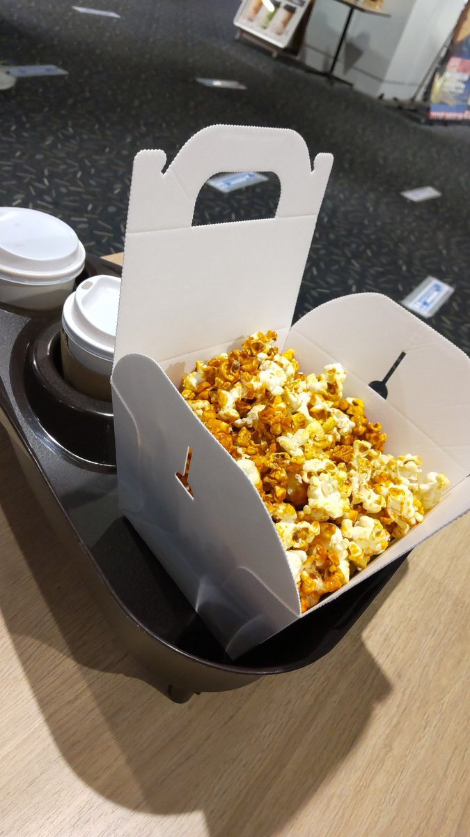 塩キャラメルポップコーンをブラックコーヒーで。サクサクで美味い! [おもちゃの平野【Twitter】]