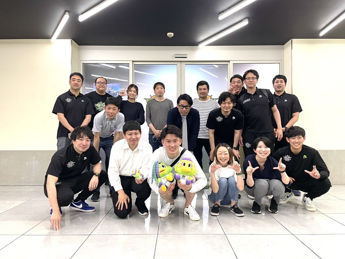 本日、北海道を旅立つ前に #葛原大智 選手が事務所にご挨拶に来てくれました☺️✨またコートで会えるのを楽しみにしています!!⛄️🍀🦅(ス... [レバンガ北海道【Twitter】]