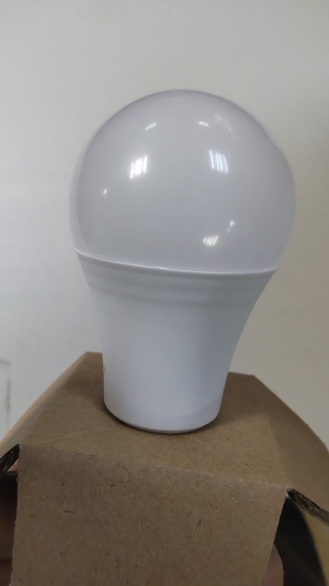 アマゾンで買ったLED電球が切れた。まだ１年くらいしか使っていない。１２個買って３個目の不具合。ツライ。２０年使ってる蛍光... [おもちゃの平野【Twitter】]