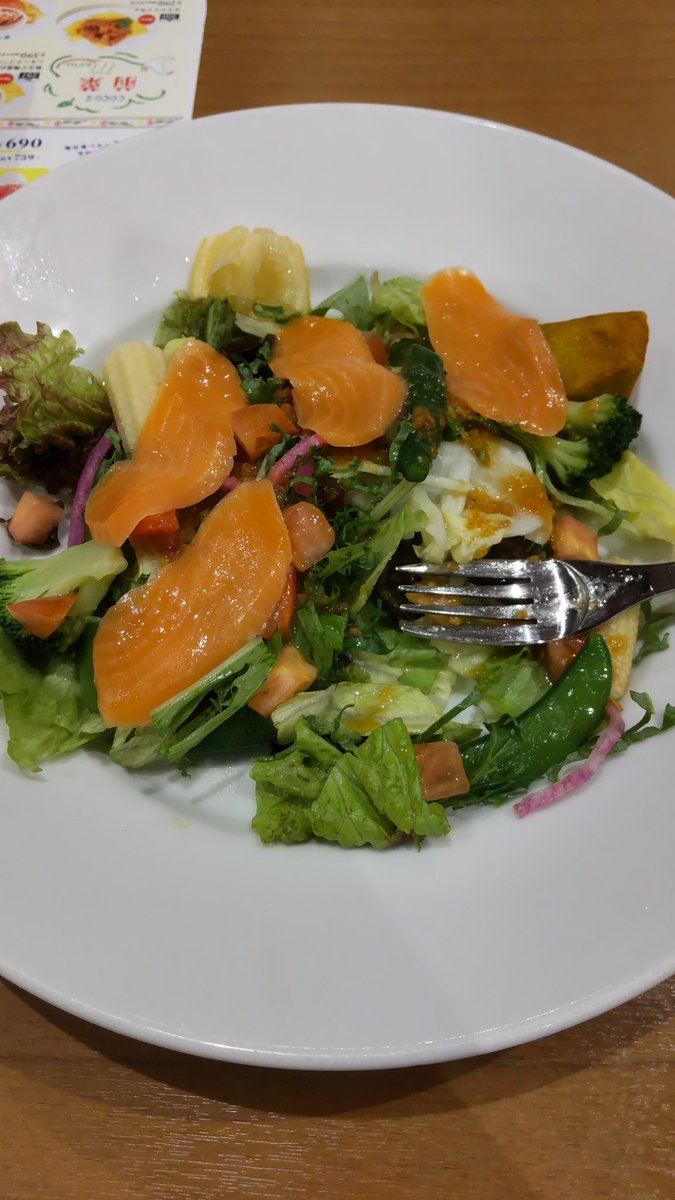 今日の晩御飯はサラダでヘルシー（笑） [おもちゃの平野【Twitter】]