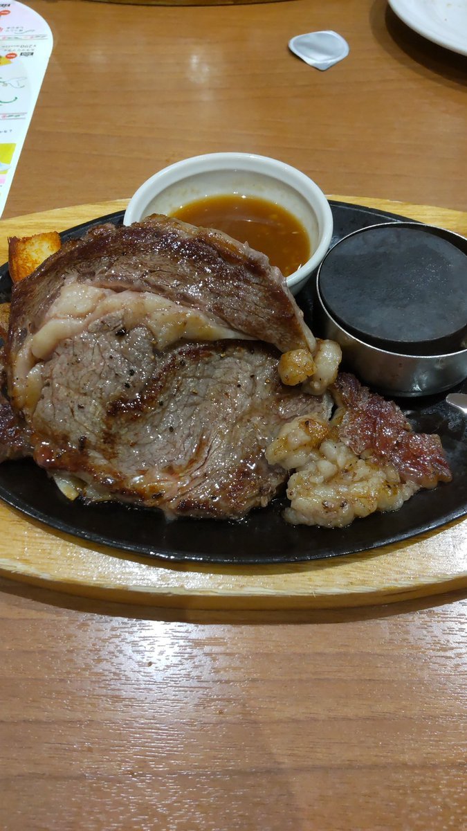 まぁ、肉も食べるんです。ご飯はありません。 [おもちゃの平野【Twitter】]