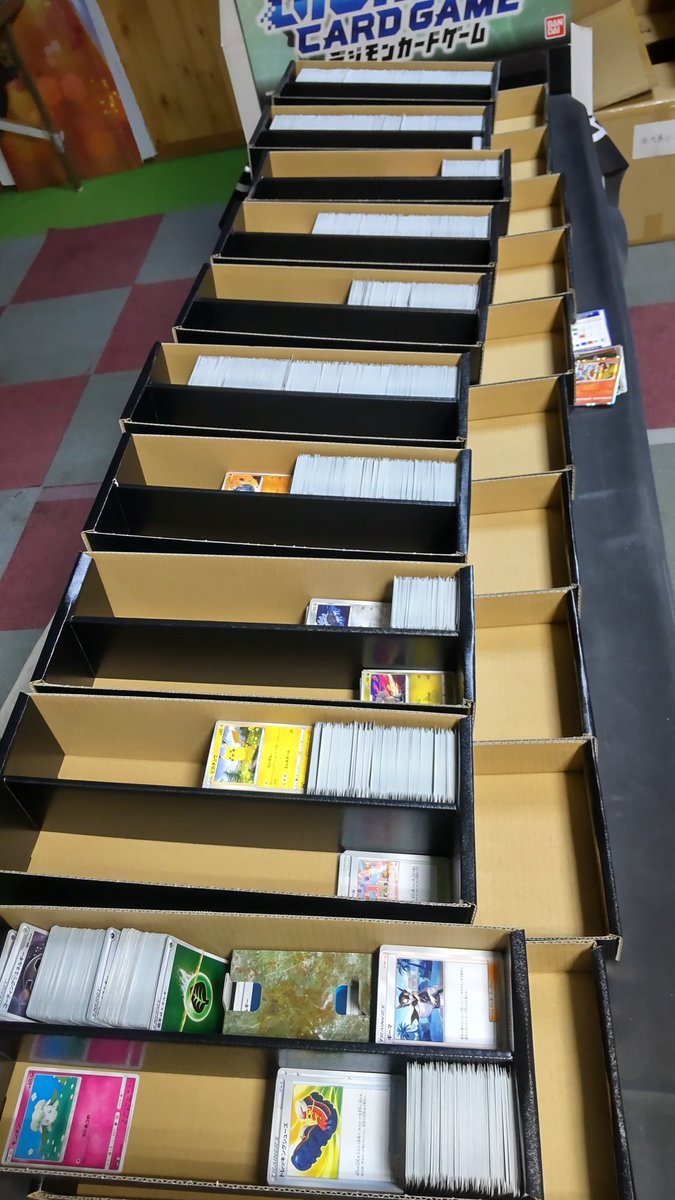 ポケモンカードのコモンカードを属性別に仕分け作業をコツコツやってます。３分の１くらい終わったけど水と草が箱の半分以上ある... [おもちゃの平野【Twitter】]