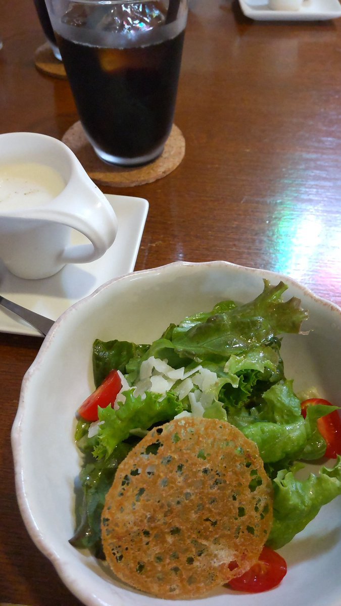 サラダとスープです。美味そうです! [おもちゃの平野【Twitter】]