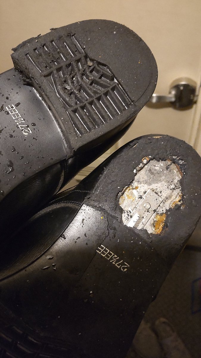 消防団で支給された短靴（普通の革靴）の踵（かかと）がもげました!１８年間、真冬の大通りでの出初め式。真夏の防火啓発チラシ... [おもちゃの平野【Twitter】]