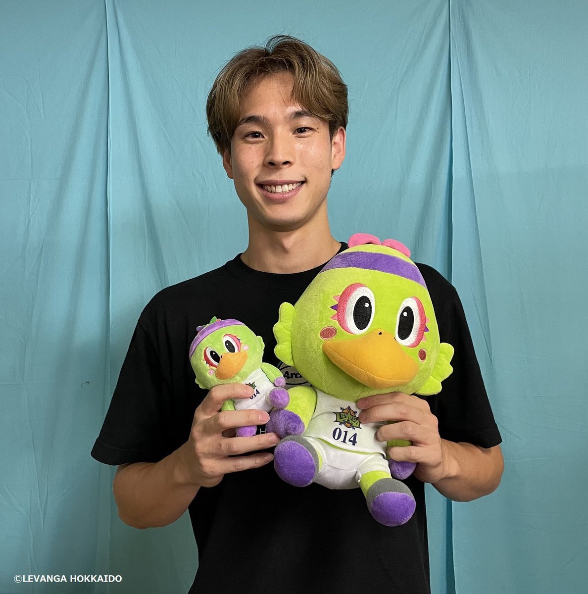 昨日来札されたばかりの #荒川颯 選手が事務所に挨拶にきてくれました😄👏Welcome to Hokkaido⛄💚突然の撮影依頼にも関... [レバンガ北海道【Twitter】]