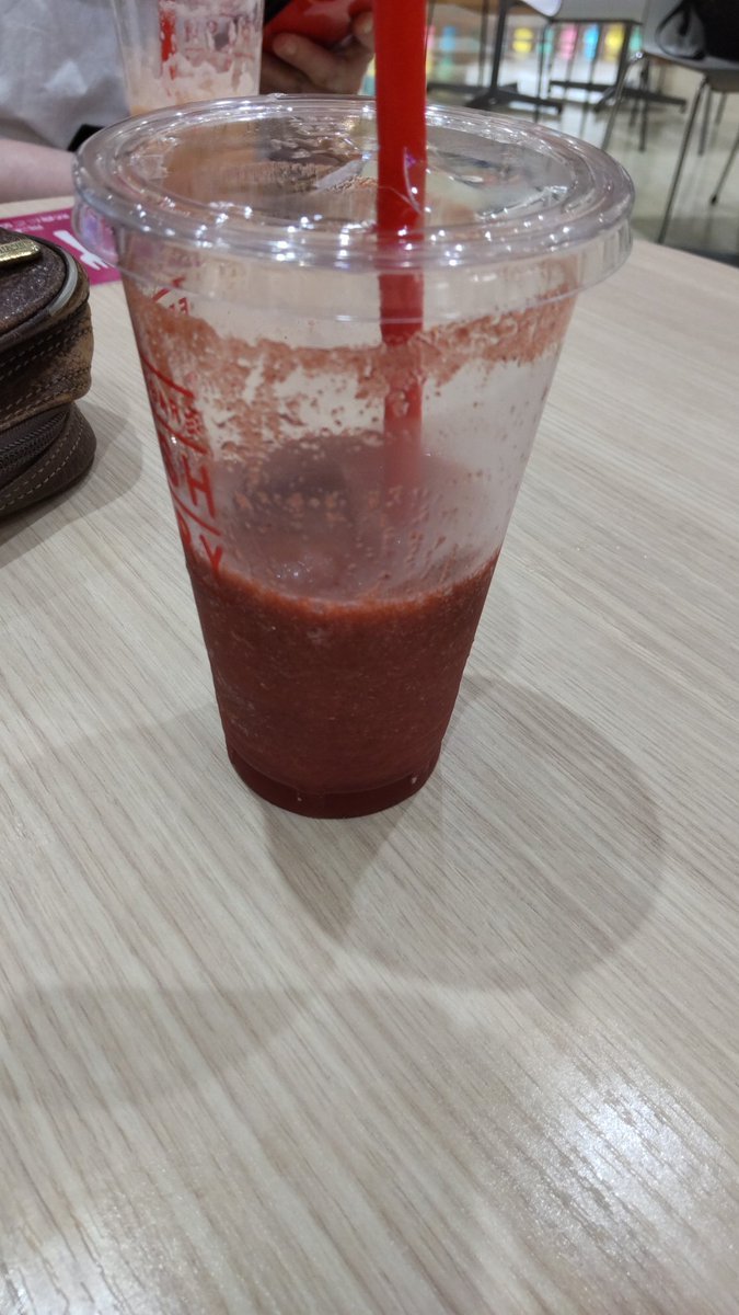 ３時のおやつに、フルーツジュースなんぞ飲む!赤いなぁ３倍早く飲めちゃうな（笑） [おもちゃの平野【Twitter】]