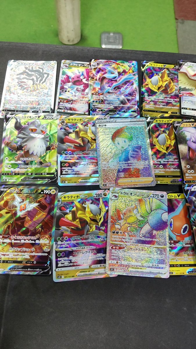 ウォー！ギラティナのSR当たったべさー！デッキ組むには、高レア使わないから、手放すけど。楽しい開封タイムでした（笑） [おもちゃの平野【Twitter】]