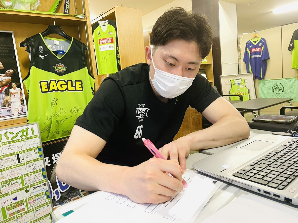 この春に白鷗大学を卒業し、2022-23シーズンがルーキーイヤーとなる #松下裕汰 選手も研修に参加🔰SNSに関する講習で、自分のスマホ.... [レバンガ北海道【Twitter】]