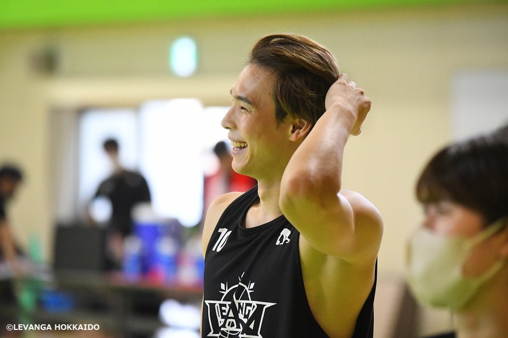 #はちみつの日 🍯🐝#荒川颯 @ara1524 #レバンガ北海道 #ヒー #爽やかー！#甘〜〜い！#笑顔が最and高 https://t... [レバンガ北海道【Twitter】]