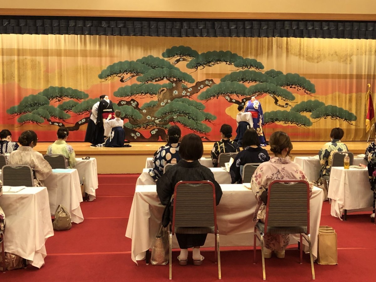 【本日教授補講座開催中①】着装道宮島流衣紋会教授の皆さんによる京舞妓と江戸芸者の着装デモンストレーションが始まりました✨受講生... [小林豊子きもの学院【Twitter】]