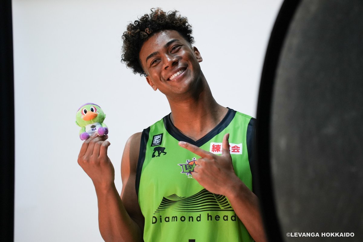 そしてあまりにも笑顔が眩しすぎる #ナナーダニエル弾 選手。（この写真がどこに使用されるかは…今後のお楽しみ🤫🤫🤫）@big_dani... [レバンガ北海道【Twitter】]