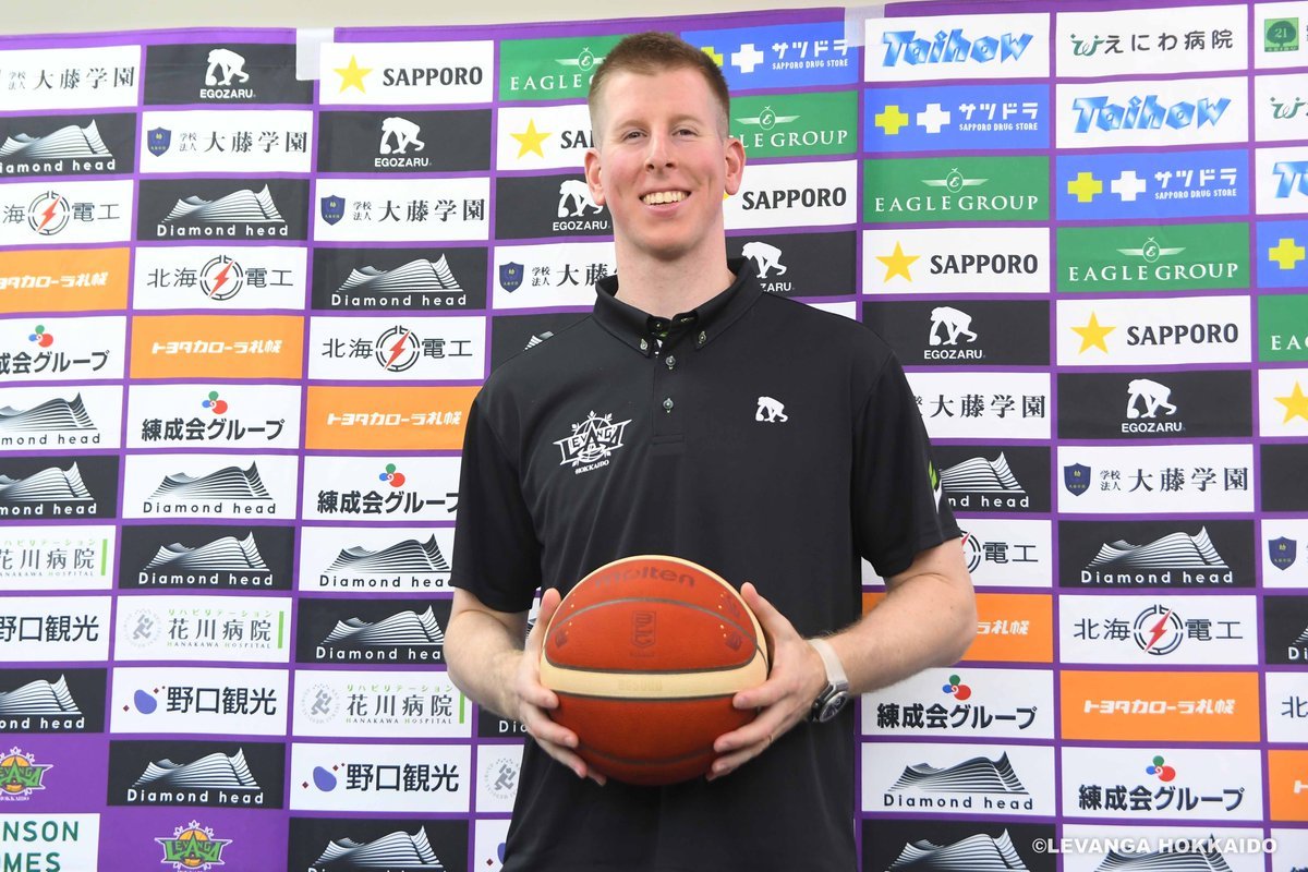 本日 #ブロック・モータム 選手の新規入団会見を実施いたしました。『日本、そしてBリーグでのプレーが楽しみ。ハードなプレーやこ... [レバンガ北海道【Twitter】]