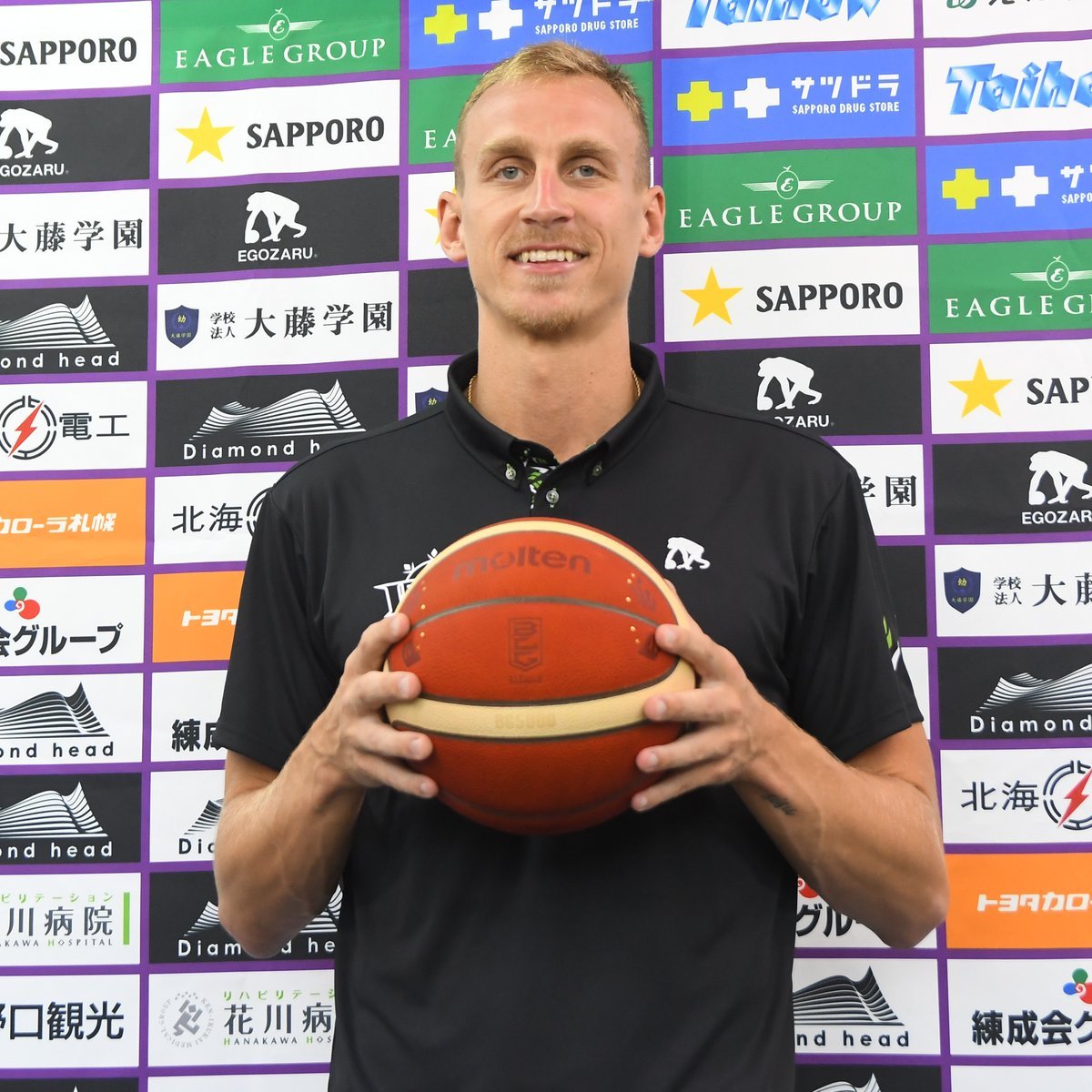 本日 #アレックス・マーフィー 選手の新規入団会見を実施いたしました。『再びBリーグという舞台で戦えることを嬉しく思います。勝... [レバンガ北海道【Twitter】]