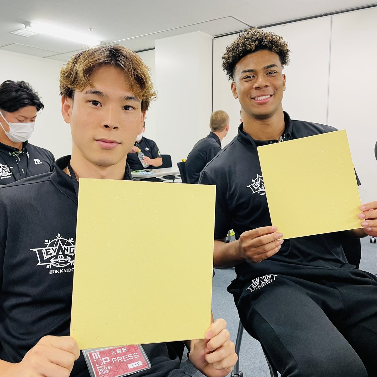 イベントの前の控え室にて👀📸#ナナーダニエル弾 選手と#荒川颯 選手が持っている色紙には、一体どんなことが書かれているのでしょう... [レバンガ北海道【Twitter】]