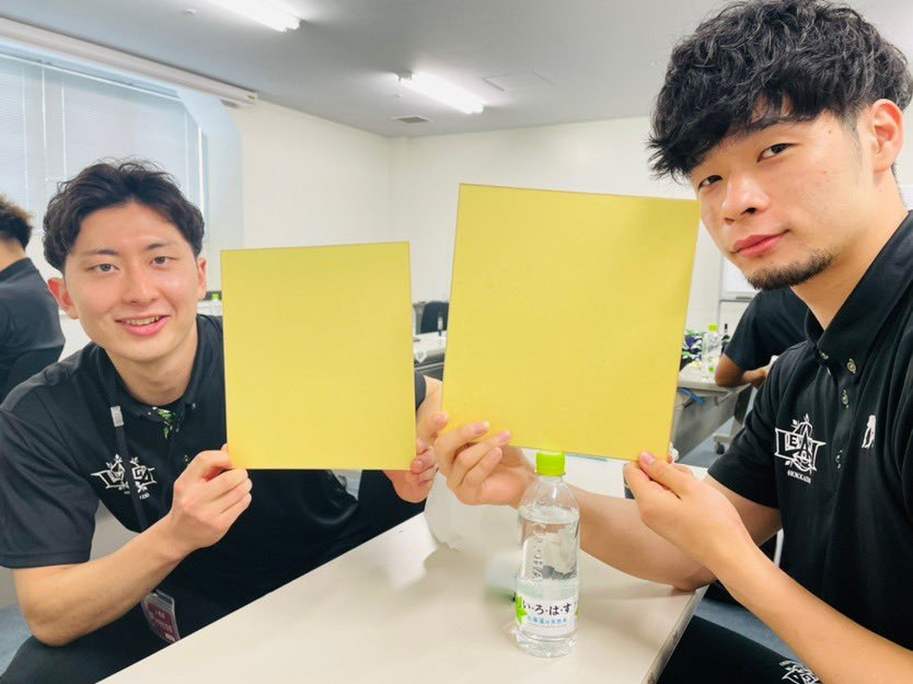 こちらの2人の色紙の内容も気になります👀💨#中野司 選手、#松下裕太 選手は何と書いたのでしょうか…🖋⁉️こちらの正解も…この後13時... [レバンガ北海道【Twitter】]