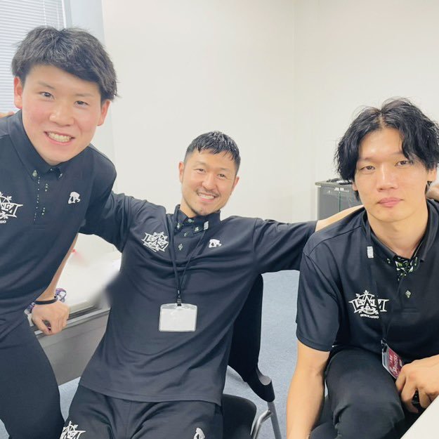 リラックスムードの控え室で、談笑している3人に突撃💨快く撮影に応じてくれました📸💚この後のイベントで皆さまとお会いできること... [レバンガ北海道【Twitter】]