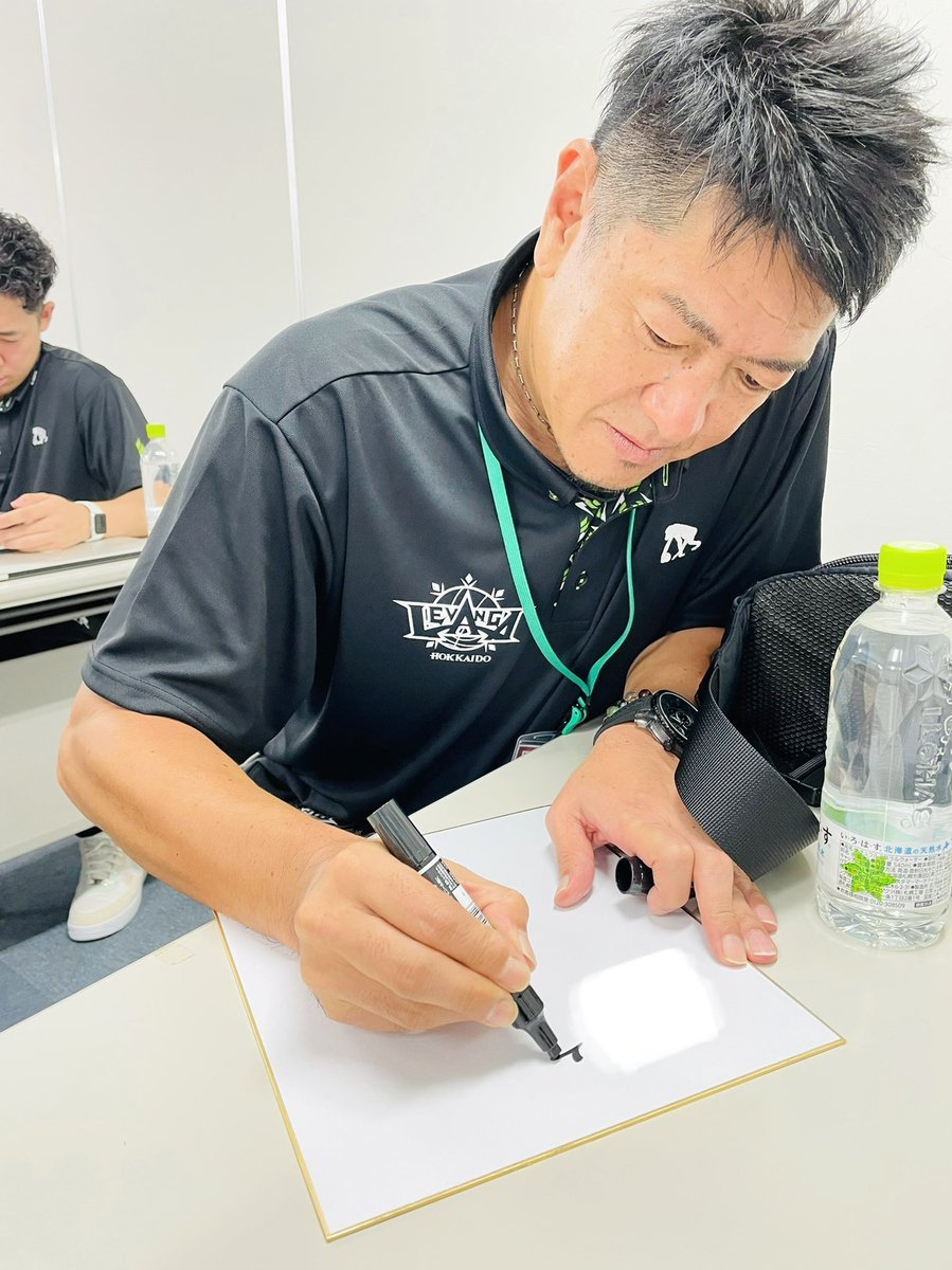 TIP OFFイベントでは、恒例の今季の抱負を色紙に記入して発表🖋✨#佐古賢一 HCは何て書いたのかしら…？👀佐古HCや選手たちの抱負、... [レバンガ北海道【Twitter】]