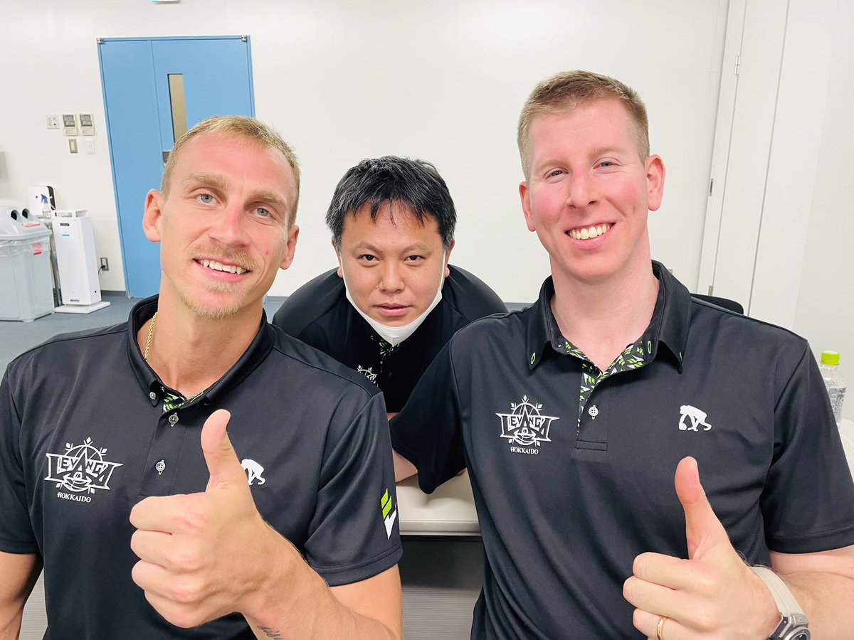 アレックス(マーフ)(向かって左)もブロック(右)も、小野さん(通訳)も、準備万端です👍✨レバブーの皆さまにお会いできるのを待ちきれな..... [レバンガ北海道【Twitter】]