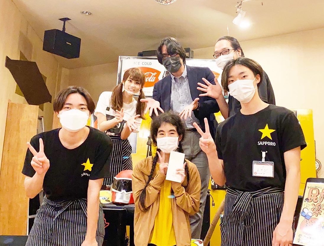 ピロスクルーの誕生日。ささやかだけどピロスからお祝いをしています✨新人クルーがたくさん入ったピロスはお祝いの日が増えまし... [カラオケピロス【Twitter】]