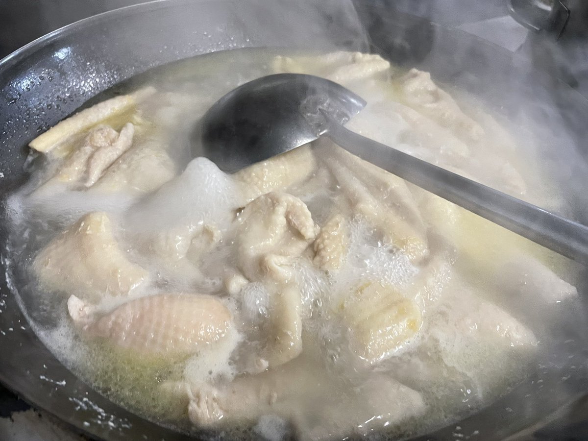『極旨鶏しおらぁ麺』の絶賛仕込み中です😊🔥いつもの銀波露では味わえない黄金の鶏スープと揚げた鶏皮が入っている秋の限定麺🍜銀波... [らぁめん銀波露 札幌手稲店【Twitter】]