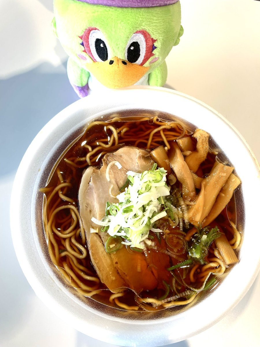 しょうゆラーメンが沁みます🍜(塩もアリ)本日まだまだたっっぷり熱戦をお楽しみいただけますし、ラーメンやチーズぶたまんやクレー... [レバンガ北海道【Twitter】]